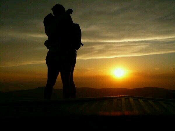 사랑하니까  미소짓고
사랑하니까  행복하고
사랑하니까  아파하고
사랑하니까  기다리고
사랑하니까  사랑한다

짧은만남  인연이라
영원하자  기약하고
천년만년  기다림도
그대와나  깊은사랑
목숨같이  사랑하리.