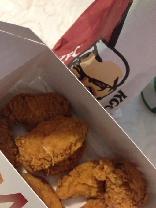 Eww I just found a #chicken #feather on my #KFC chicken! Boo hoo!! Xoxo <3 http://t.co/MWO6eYEh5D<a href="/tag/chicken"class="tags">#chicken</a><a href="/tag/feather"class="tags">#feather</a><a href="/tag/kfc"class="tags">#KFC</a>