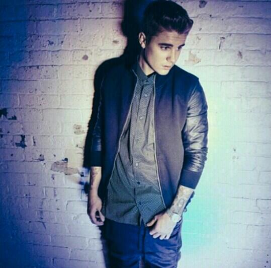 _Believer_6_'s tweet photo. Listening to @justinbieber journals http://t.co/xbmHNzKZq8