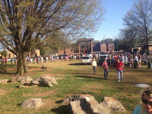 UTKGreekWeek's tweet image. We've had almost 400 people come to the picnic already!! Love the participation! #justanotherweekinparadise