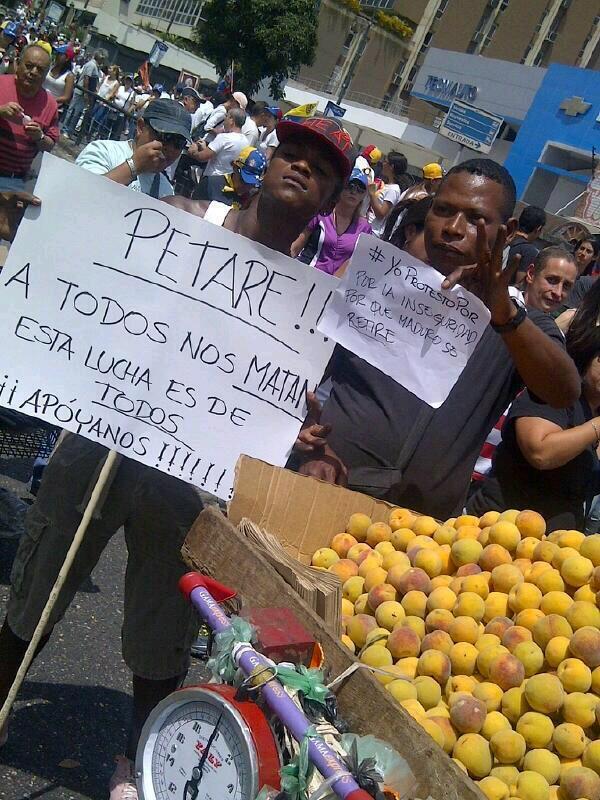 rstcialomas's tweet photo. Petare empieza a protestar, empiezan a calentarse los cerros de Caracas ahora mas que nunca hay q salir http://t.co/XMy9WlIdGu
