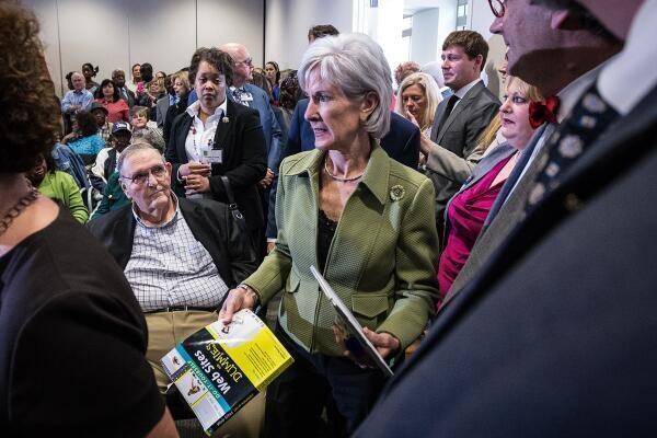 Glitchy exit! Kathleen Sebelius loses paper in farewell speech (VIDEO)