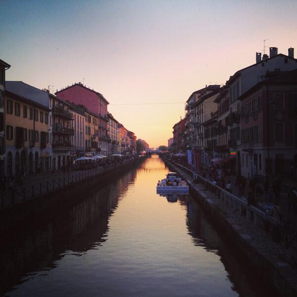 fra_neverland's tweet photo. Il #tramonto di ieri sul distretto dei #Navigli della #designweekmilano! @MilanoTweet #sdm2014 #fuorisalone #milano http://t.co/gJvx4qtO2c