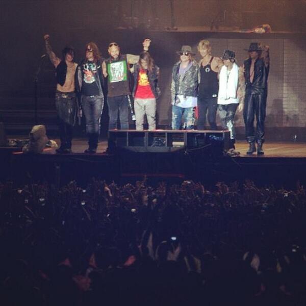 gunsnroses's tweet photo. Thanks to all the fans who weathered the weather yesterday w/ a lil Patience http://t.co/ysOZDEVMFw via @TigoParaguay http://t.co/HC1n8XQ7wC