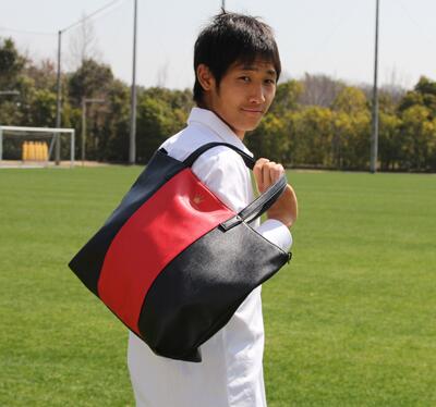 nge_staff's tweet photo. 明日（4/12）浦和戦より発売開始！「2WAYトートバッグ（3,132円）」！飽きのこないシンプルで洗練されたデザインのフェイクレザートートです。・∀・)ノショルダーにもなる2WAYタイプ♪ #grampus #グランパス http://t.co/bihxVesXCU