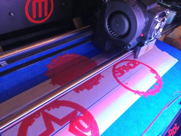 @DPPS1 Y6 printing a 3D #NASA mission patch ready for @drcroft's arrival. #lovemyjob #Space Week #3Dprinting #edtech