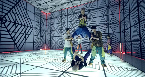 iXiumin's tweet photo. It's Xiumin on top and Tao at the bottom !!!!!! http://t.co/rqse3AoQwn