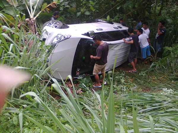 Armaaan10's tweet photo. #NewsBMR Lakalantas Mobil bernopol DM 1640 BB Diperbtsn @bolmongraya dgn @kab_bolsel,. http://t.co/8AUTSHb6Z1