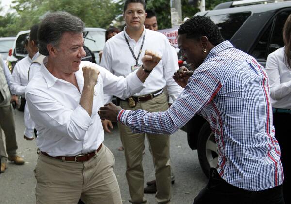 euronewses's tweet photo. ¡Última llamada! todavía podéis enviarnos vuestras preguntas para el presidente de #Colombia - #asksantos http://t.co/a1u7cM2nF3