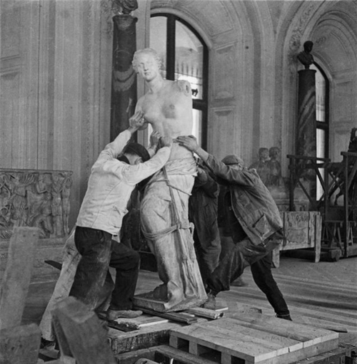 Charakolok's tweet photo. Packing The Venus by Laure Albin-Guillot @MuseeLouvre http://t.co/Mlgo7mwKBB