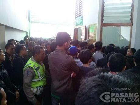 detikcom's tweet photo. Para pengendara bermotor pun lebih memilih mengantre dibanding menggunakan jasa #CaloSidang http://t.co/F6VWHS1W2a http://t.co/4dGZlfJwL1