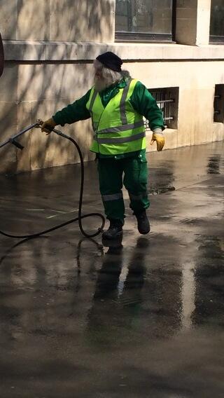 Je me demandais ce qu il foutait en dehors du 25 décembre.. Maintenant je sais..