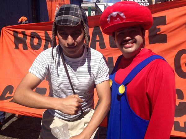 soy_502's tweet photo. RT @chuzalfonso: #Personajesdelavida #elchavodel8 y #mariobroos en la #HuelgaDeDolores2014. http://t.co/KneCUCVrPX