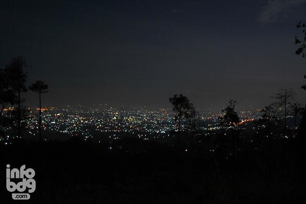 "Dan Bandung, bagiku, bukan cuma masalah geografis, lebih jauh dari itu melibatkan perasaan" - <a href="/pidibaiq/">Pidi Baiq</a>