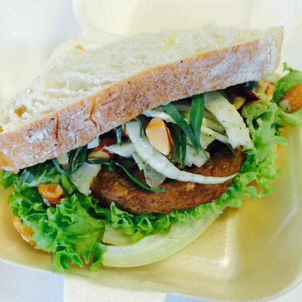 Morgen kan het weer! “<a href="/CarolijnK/">Carolijn</a>: Heerlijke vegetarische burger laten bezorgen op het werk! <a href="/tape_arnhem/">TAPE</a> ”