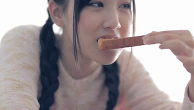 akb48img's tweet photo. osr48:

Hhmm, yummy..I mean Hoshino Minami, not the cake..

She… #AKB48 http://t.co/OeShBOxu8T