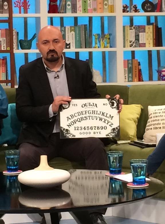 MuchoGustoMEGA's tweet photo. Los peligros de la " OUIJA" junto al investigador paranormal Freddy Alexis @mega #MuchoGusto http://t.co/msWcFf3VSs
