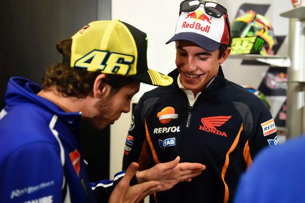 box_repsol's tweet photo. ¿Qué le estará explicando @ValeYellow46 a @marcmarquez93? El domingo lo veremos en el @circuitamericas :) http://t.co/XgRVzKOTjF
