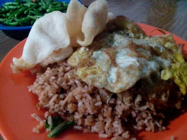 IklanBalikpapan's tweet photo. Dan nasgor sudah di depan mata siap di santap :D wuaaah :3 #kulinerbpp #prapatan http://t.co/y3fFcH6Scx