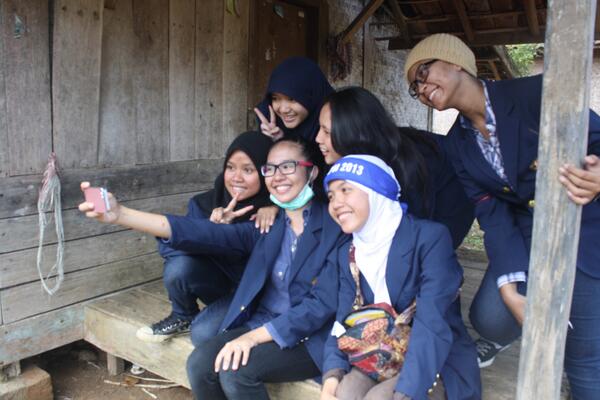 PKPM2013's tweet photo. no place without selfie @keluargaakar #flashbackPKPM2013 http://t.co/Tzd7PDMqV3
