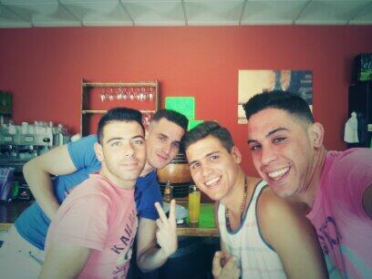 modepoley's tweet photo. De tapita con los colegas ... http://t.co/YrcGEmlUas