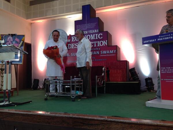 Dr @Swamy39 honoured by Abhyuday Prathistan #Dombivli #Mumbai before his Lecture on 10yrs of Economic Destruction 