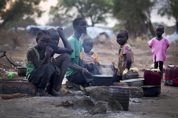 UNICEF's tweet photo. #SouthSudan: 250k children face severe acute malnutrition by year end if more isn't done NOW http://t.co/rZzts9hMpx http://t.co/WRKmUoGUdK
