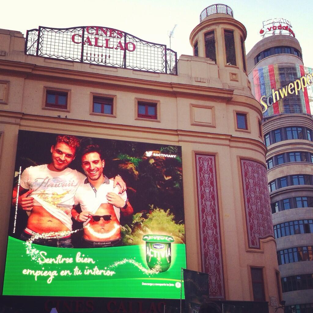 AitorMnj's tweet photo. Con @GussyCC saliendo por la pantalla de los cines de Callao!! 😳😄 #activiany http://t.co/CUFo1HIVpV