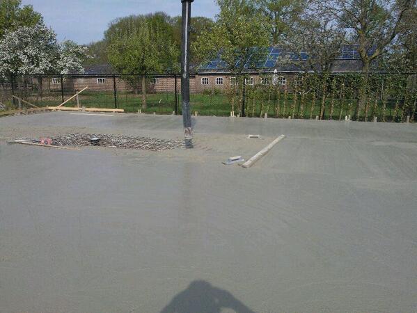 vandaag betonvloer paardenstal op afschot gestort en gevlinderd. kan in weekend mooi uitharden...wij uitrusten.