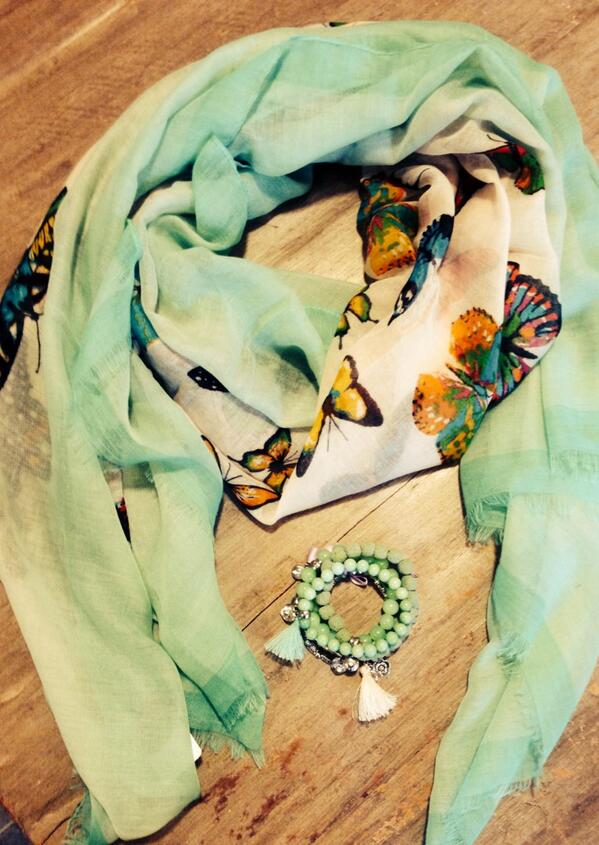 Leuke shawl met bijpassende armbandjes! Samen 29,95 <a href="/carolinahoeve/">Carolinahoeve Mode</a> mode #Beetsterzwaag