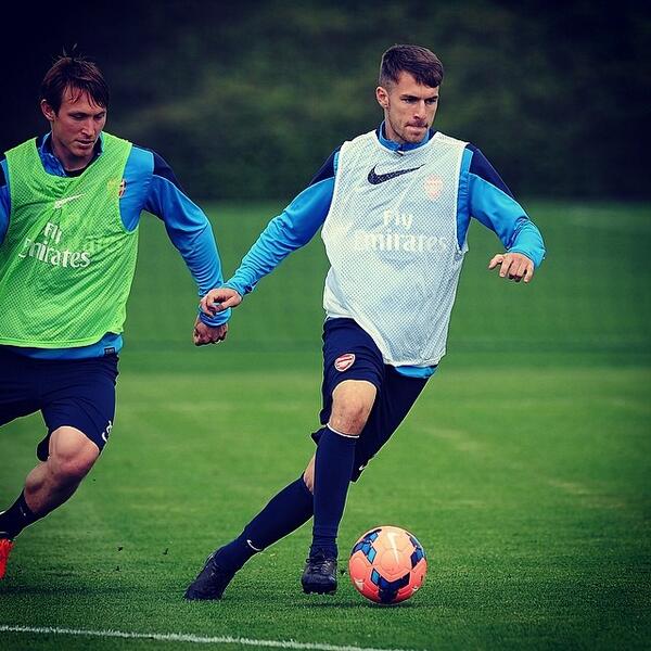 AFCImages's tweet photo. Aaron Ramsey and Kim Kallstrom battle in training before tomorrow's FA Cup semi-final against Wigan Athletic #AFC http://t.co/TpM1ooDqwf