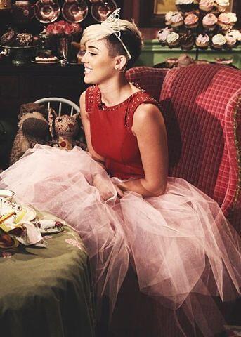 PromoMiley's tweet photo. Miley is my Queen ♥♥♥♥♥♥ http://t.co/1bJxw89sO7