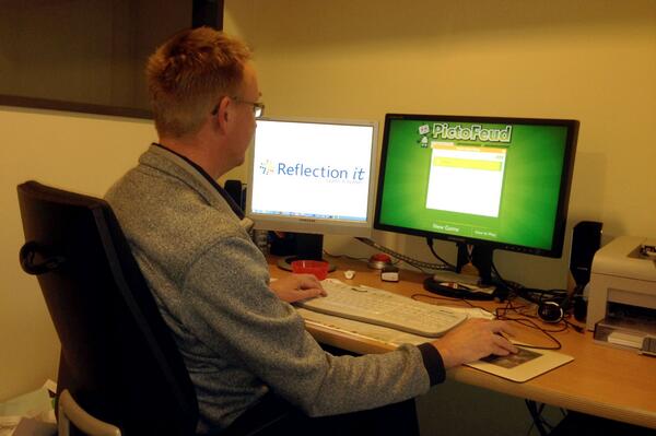 PictoFeud's tweet image. Our 1st #pictofeud game over the internet! Needs work &amp;amp; testing, but getting there. :)#windev #winnl #win8 #win8dev