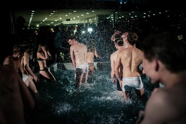 Espernyol's tweet photo. Pool party"" http://t.co/JTdSBxoTox