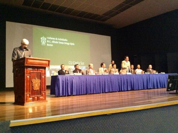 udg_oficial's tweet photo. #AlMomento #UdeGInforme del Rector del @CUCSur, Mtro. Alfredo Ortega Ojeda→ http://t.co/DNxQf7Kmls