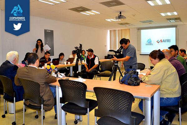 CoparmexCUU's tweet photo. Ante los medios de comunicación @SEGUROSSAFRI presentó perspectivas económicas 2014 #Economía http://t.co/wFItFgcu9F