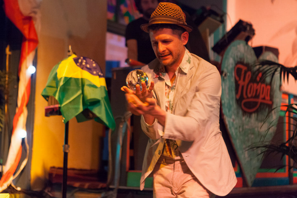 Nill_Magico's tweet photo. #FF @MadeInBrasilUK - with some #contactjuggling magic on the side! #magicinthemix http://t.co/0Via0QPqrt