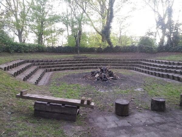 Onze kampvuur kuil is gereed voor het stook seizoen! Met dank aan de klus ploeg.