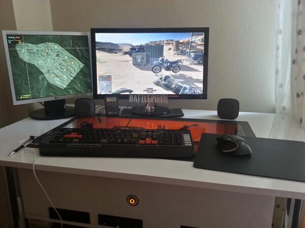Battlefield's tweet photo. Mustafa T has his computer built into his desk - How cool is that?
#SetupSaturdaySunday

| http://t.co/Fjf1RQATKk