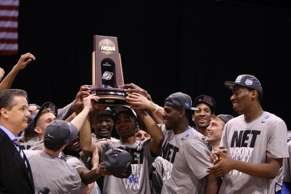 jackiesic's tweet image. RT @KyKernel The Cats lift the Midwest Regional trophy. Photo by @emilywuetch  #UK #BBN #UKvsMICH