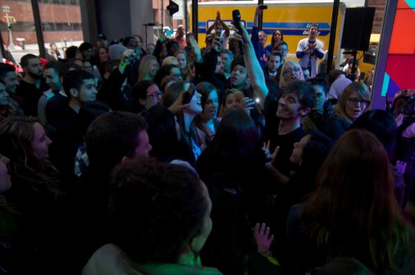 Cut4's tweet image. Incredible #OpeningDay performance by @fatjoe and @NewPolitics! #OffTheBat