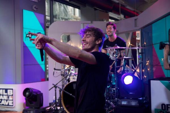 Cut4's tweet image. Incredible #OpeningDay performance by @fatjoe and @NewPolitics! #OffTheBat