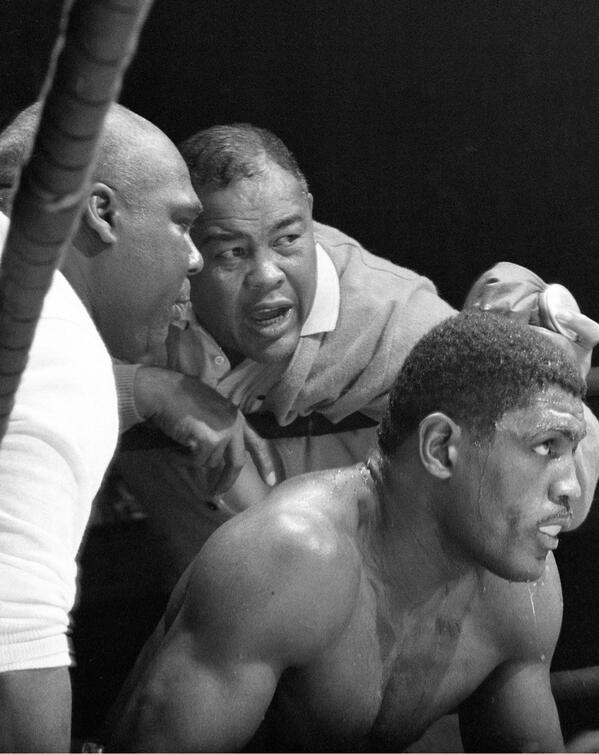 BoxingTriviaGuy's tweet image. Imagine having this guy in your corner! Joe Louis acting as second for Ernie Terrell. #BTG