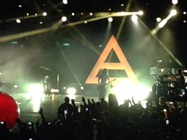 NicRose81's tweet photo. Lost my voice &amp; it was SO worth it... Thank you 30STM!!! @30SECONDSTOMARS http://t.co/XFK3loB6d3