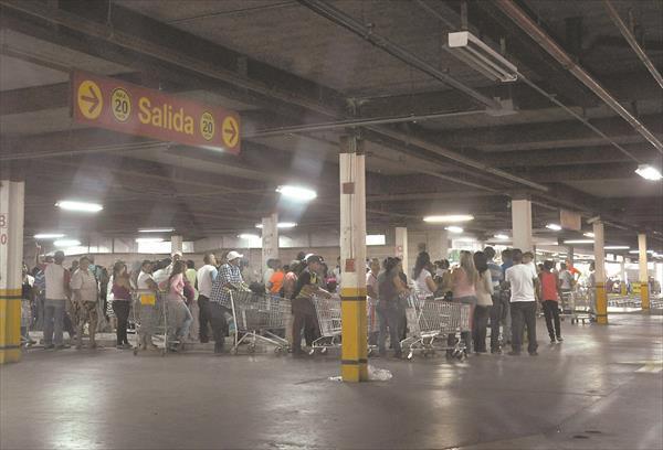 magnini's tweet photo. @ADRIANAAZZIAS Más de seis horas en cola para comprar pollo en Bicentenario de Valencia http://t.co/V3V9hNpwm7