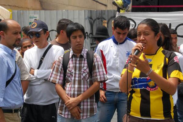 VenezolanoPres_'s tweet photo. Gaby Arellano: Si hay que tumbar una barricada, son las que este sistema ... - http://t.co/feH9HxFSeG #HoyenNoticias http://t.co/SWb0u3Yvlw