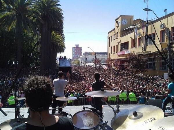 DannyBrass's tweet photo. @losvasquez Curico gracias por su cariño. @PANCHOSAAVEDRA gracias por tu buena onda. #losvasquez #VendimiaCurico2014 http://t.co/AliwydHeGd