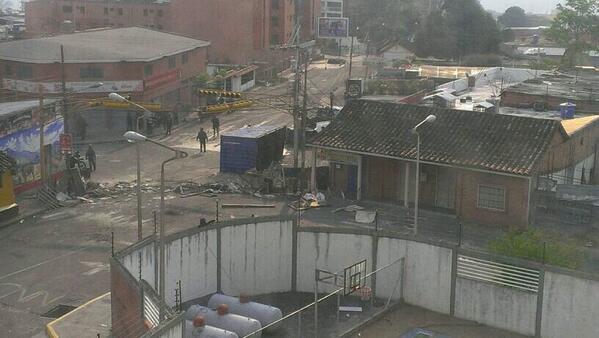 Bimbox's tweet photo. Fuerzas Publicas se hacen presente en Las Pilas. 4:35pm #30M http://t.co/oZ8m1z4Oqk”