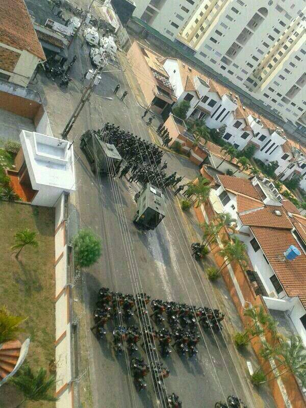 Bimbox's tweet photo. Gran despliegue militar en Av. Las Pilas 4:30pm #30M http://t.co/YN72xub9Pq”