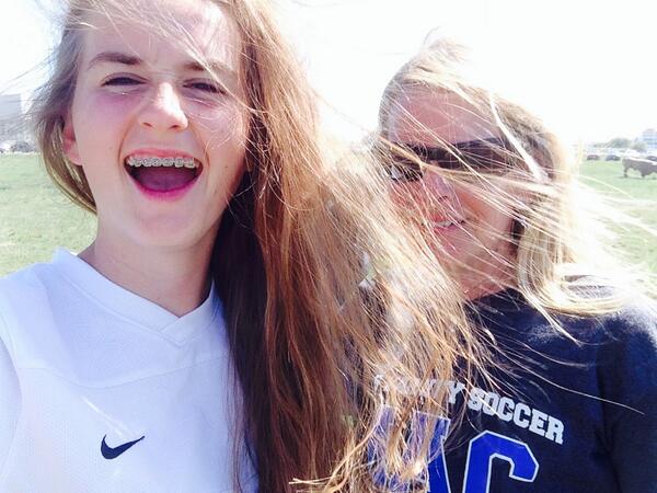 really_neely's tweet image. Crazy wind selfies with mom💕 #strandedinaustin